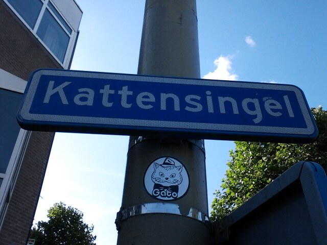 Een Gato-sticker onder het straatnaambord Kattensingel in Eindhoven