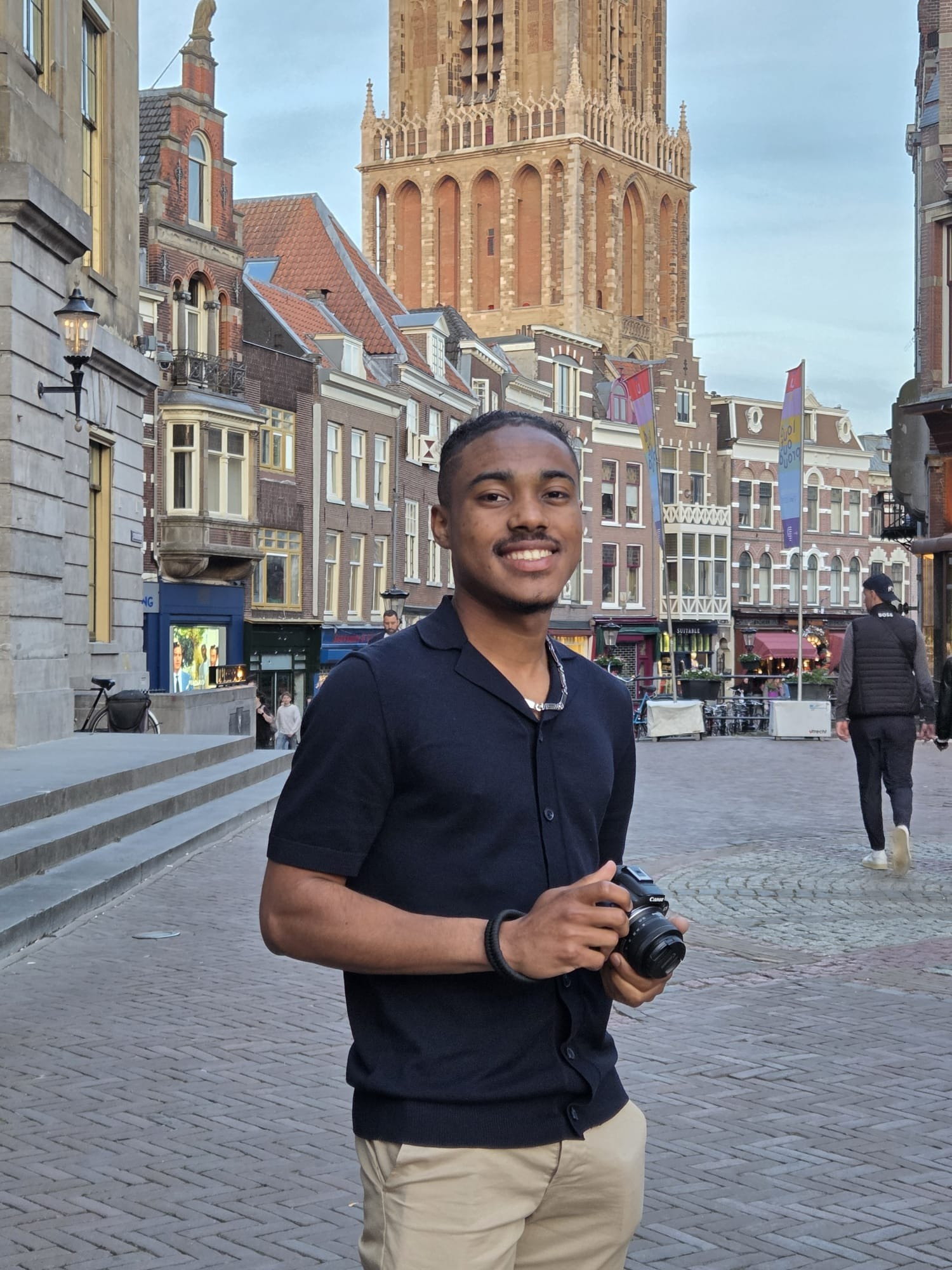 Photographer Jaïr Pietersz with a camera in central Eindhoven.