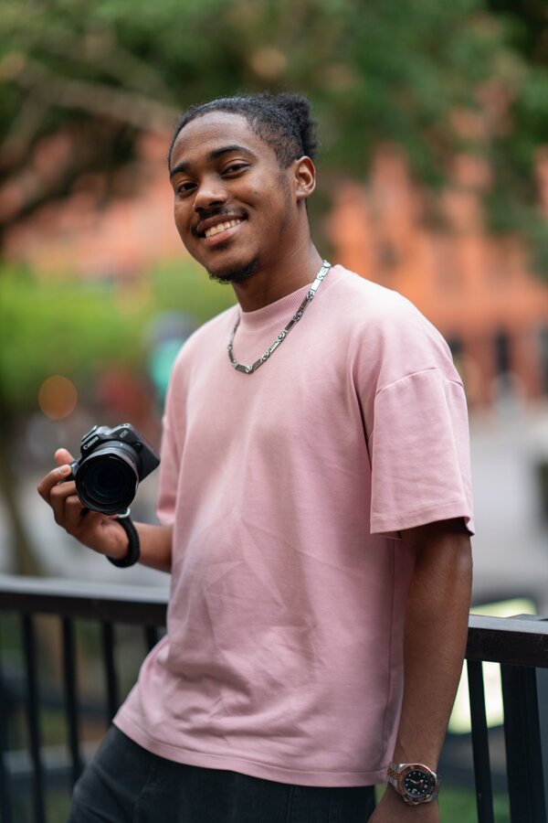 Photographer Jaïr Pietersz with a camera in central Eindhoven.