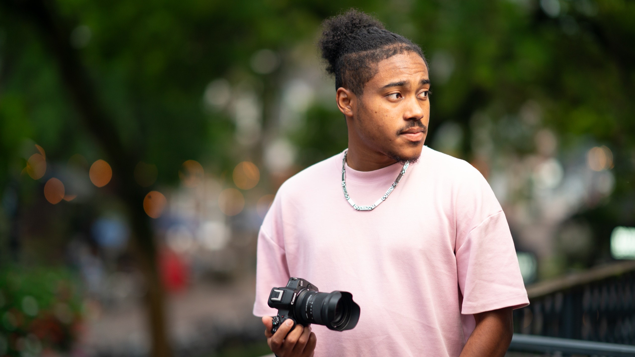Jaïr Pietersz of JP Captivated holding a camera, photographer and member of Eindhoven Creator Community.