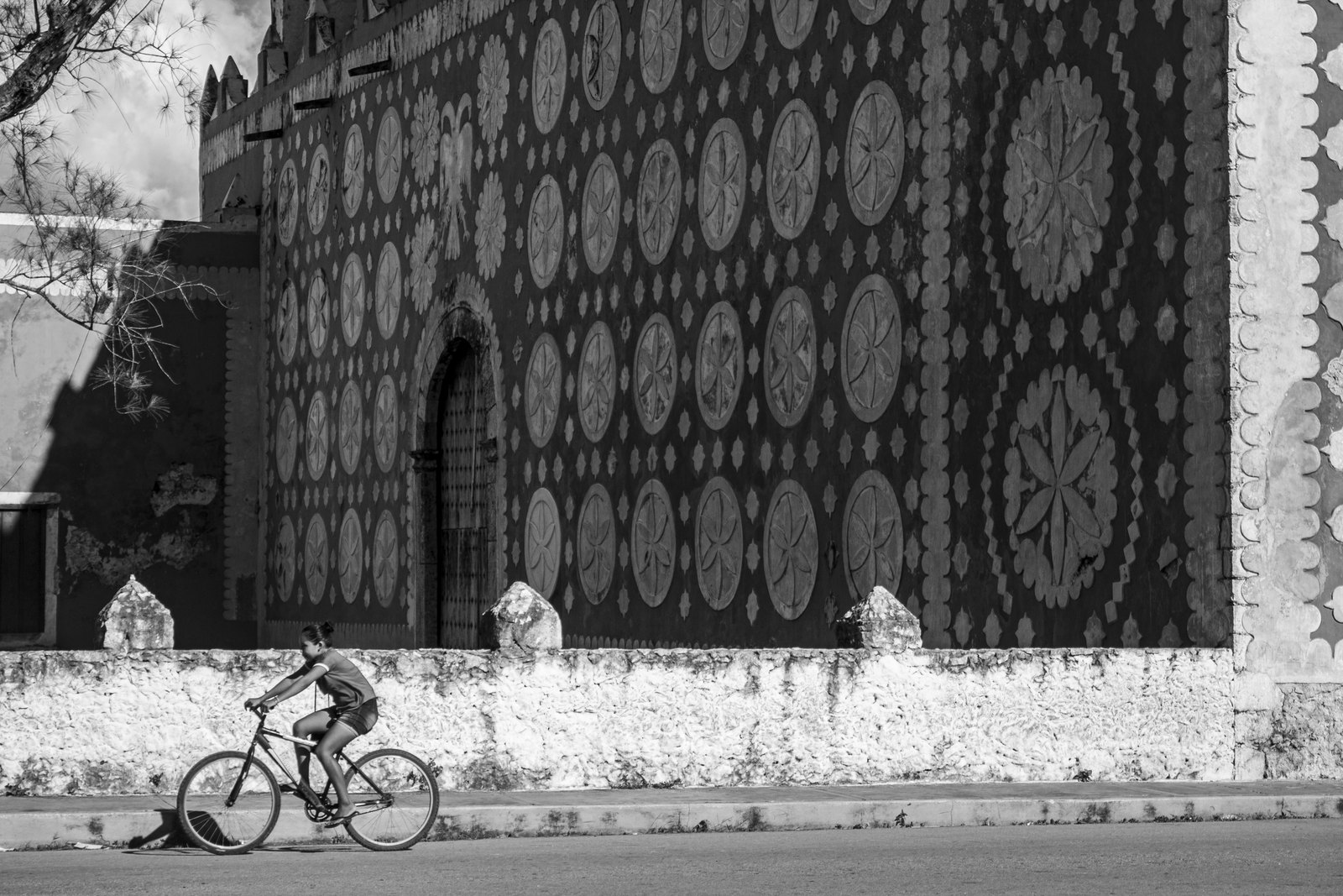Black-and-white street and architecture photograph by Brenda